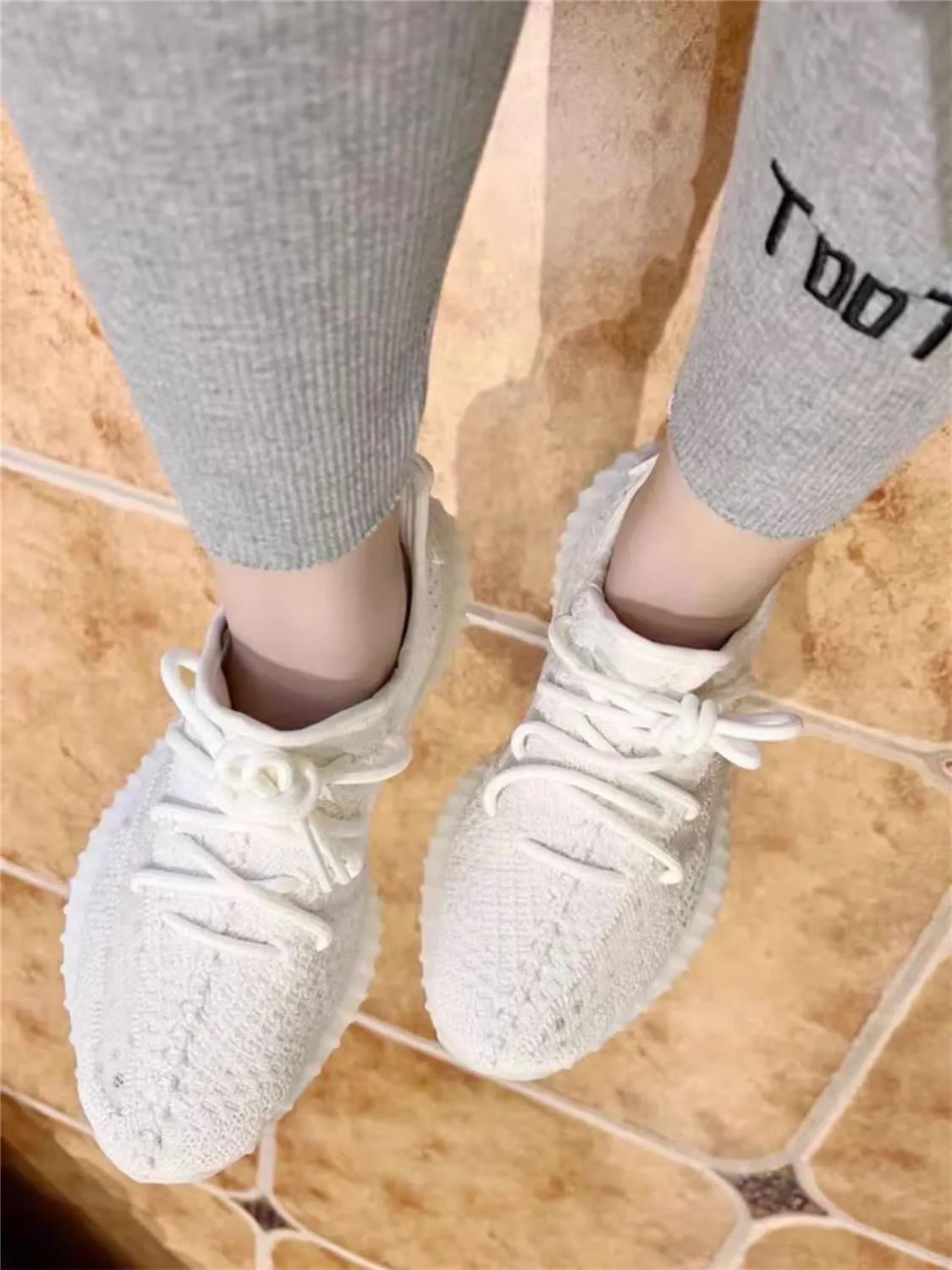 Fashion Sneakers for Men's Outdoor Breathable 350 Running Shoes Women's Classic Trendy Indoor Non-Slip Casual Walking Track Field Shoes Unisex
